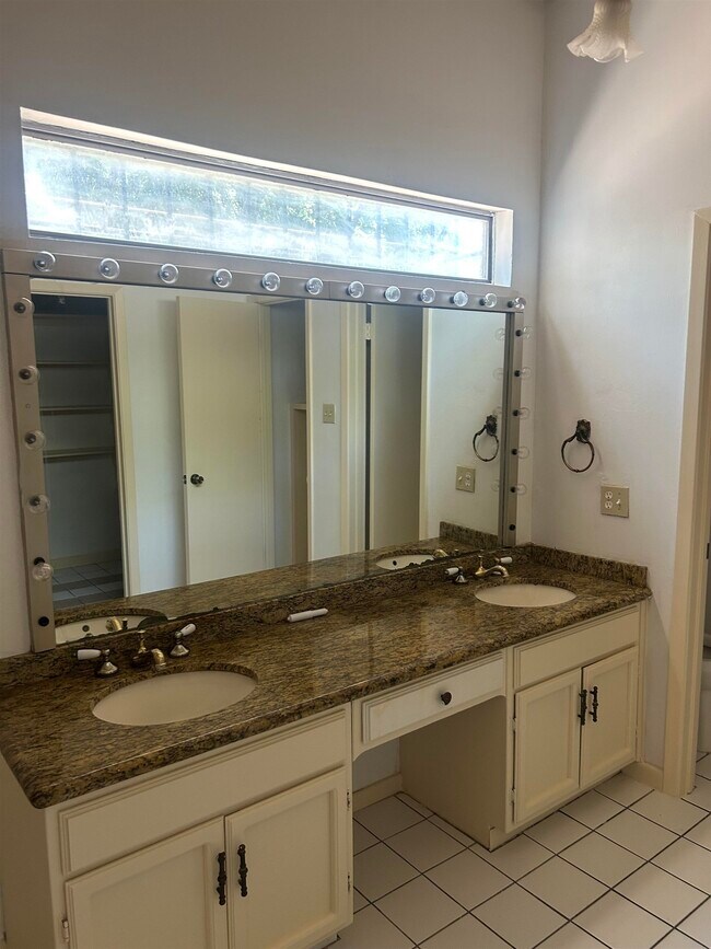 Building Photo - 108 Martingale