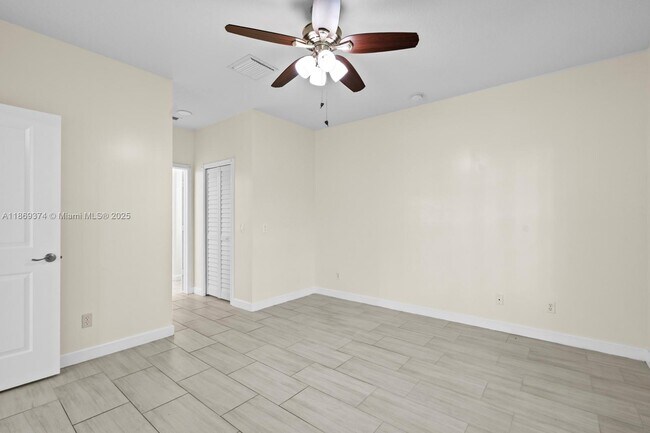 Building Photo - 2700 Creekside Dr