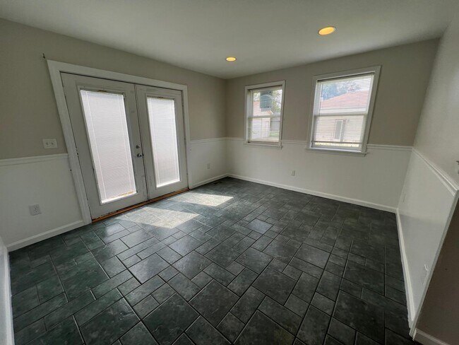 Building Photo - 28033 Rosemont St