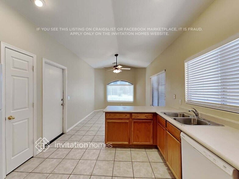 Building Photo - 13516 W Solano Dr