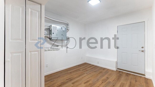 Building Photo - 307 E Thorn St