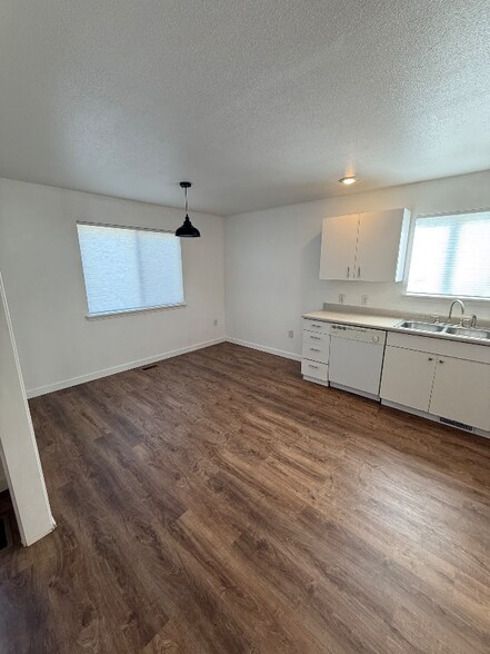 Building Photo - 806 N White Barn Rd