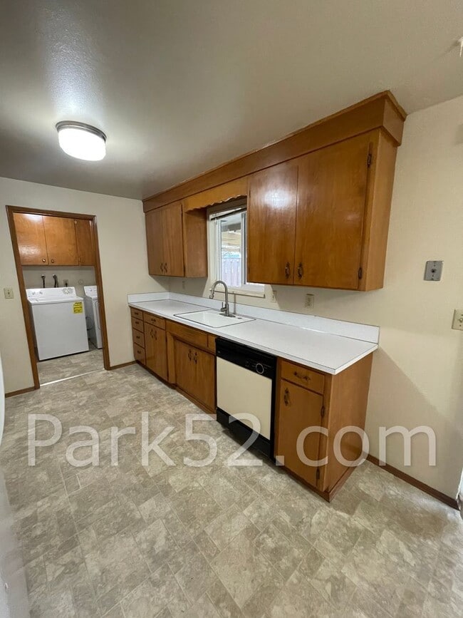 Building Photo - North Tacoma Duplex