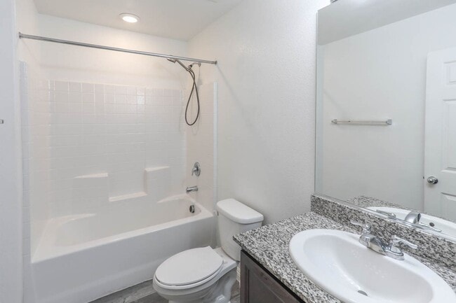 Building Photo - 3 Bed, 2 Bath Townhome Just Outside of Nel...