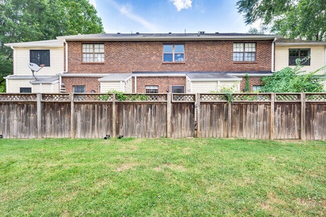 Building Photo - Awesome updated 2BR/1.5BA townhome in Bell...