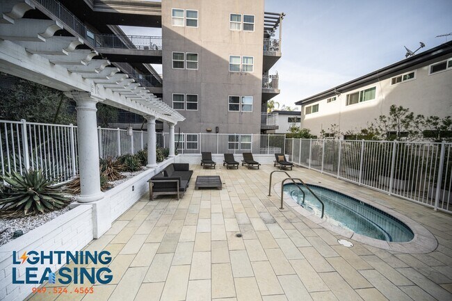 Building Photo - 11923 Kling St