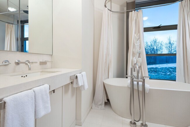 Building Photo - 821 Cluny Rd