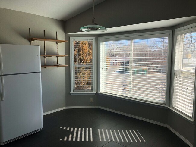 Building Photo - Cute and Cozy!