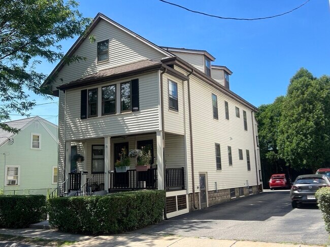 Building Photo - 15 Hull St