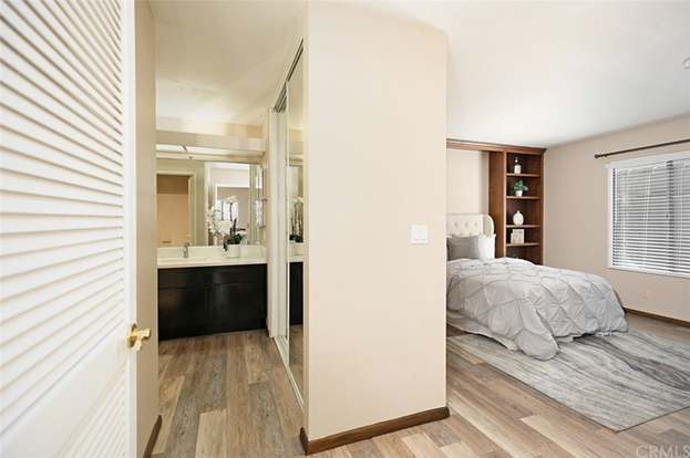 Building Photo - 323 Streamwood-