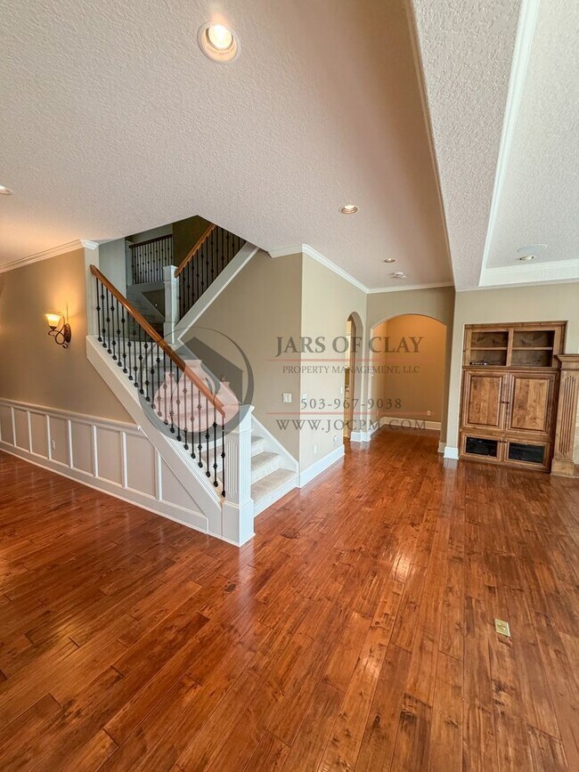 Building Photo - Luxurious Woodburn Residence | Main-Floor Primary Suite & Butler's Pantry