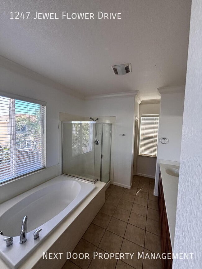 Building Photo - 1247 Jewel Flower Dr