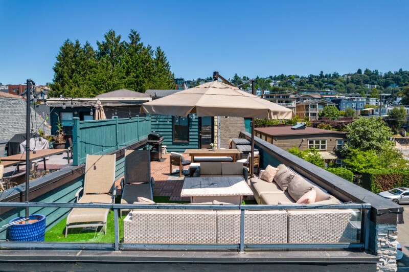 Building Photo - 2026 Fairview Ave E