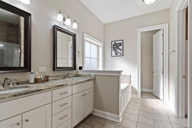 Building Photo - 522 Jeffrey Dr