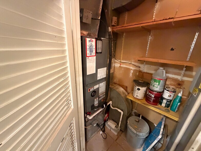 Building Photo - 10813 Daisy Ct