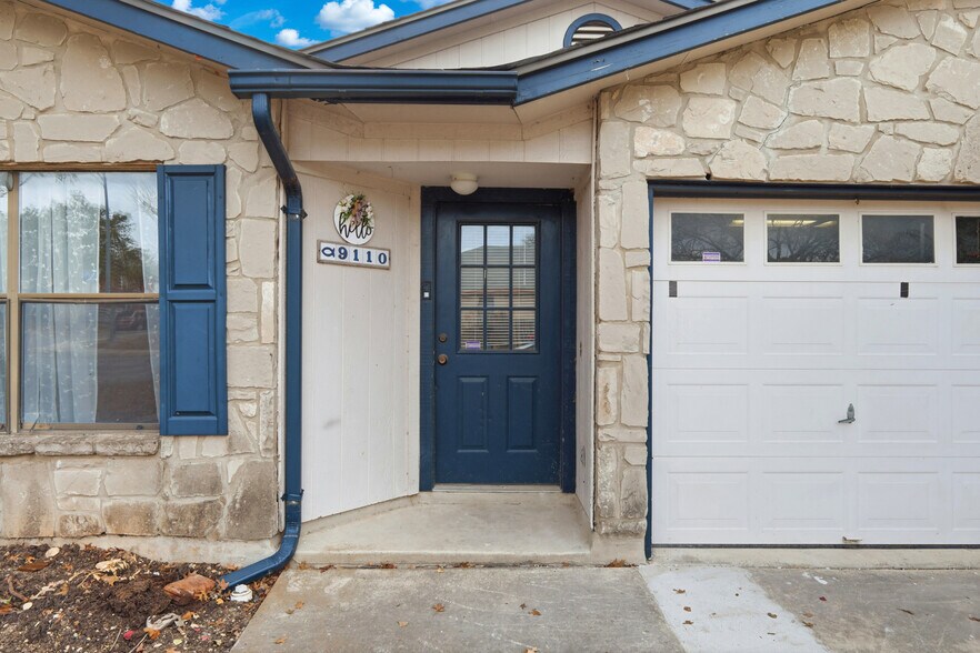 Building Photo - 9110 Roquefort