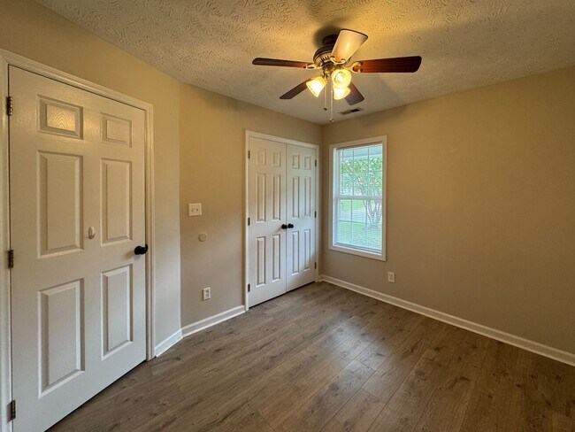 Building Photo - 572 Woodwind Dr