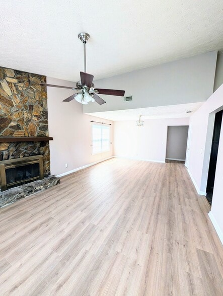 Living/Dining - 110 W White Hawthorne Dr