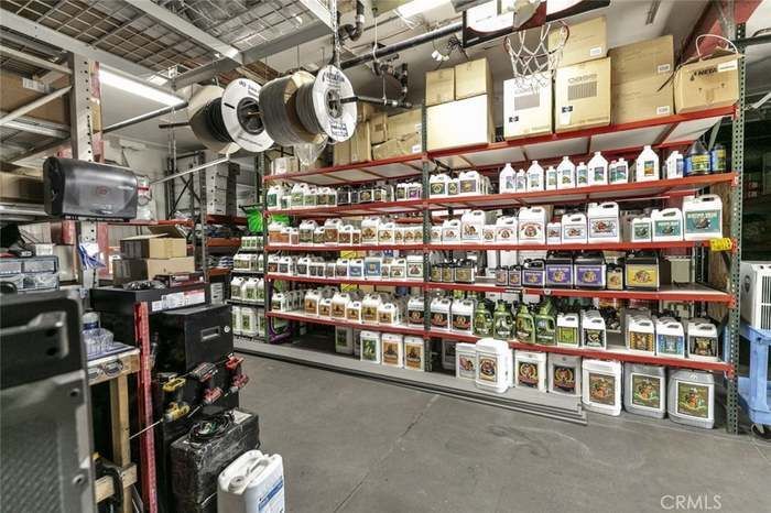 Building Photo - 10615 San Fernando Rd