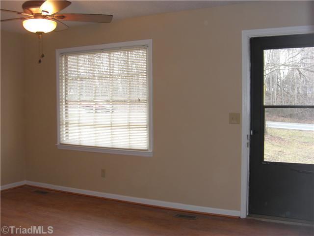 Building Photo - 3 Bed 1.5 Bath w/ 1 car Garage