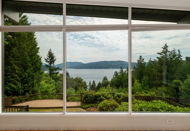 Building Photo - Elegant 4 bed home with Lake Sammamish Vie...