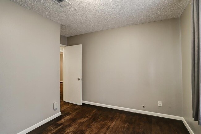 Building Photo - 7252 Parker Rd