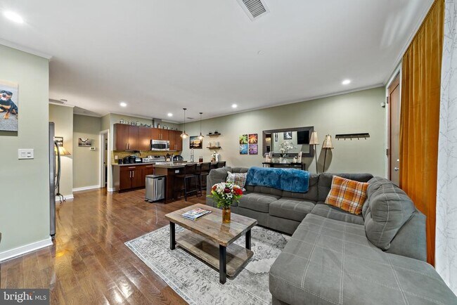 Building Photo - 1247 E Columbia Ave