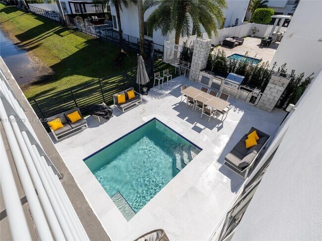 Building Photo - 7451 NW 103rd Ct