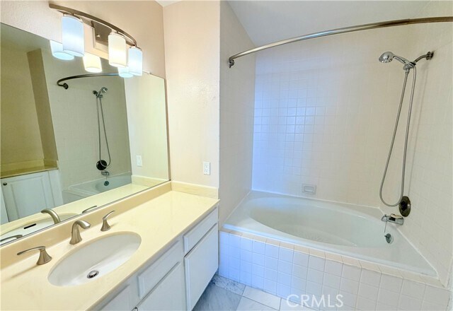 Building Photo - 600 W 9th St