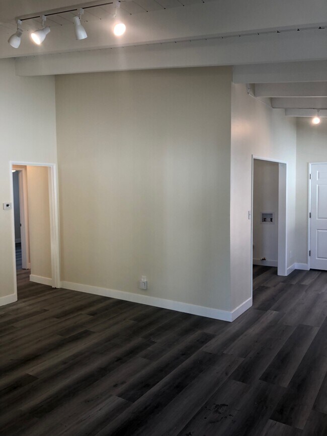 Building Photo - 801 N Eucalyptus Ave