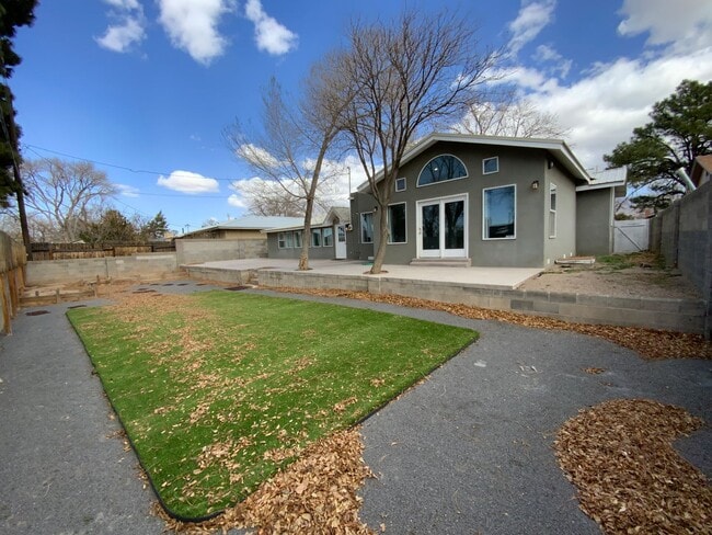 Building Photo - 3 Bedroom Single Story Home Available Near...