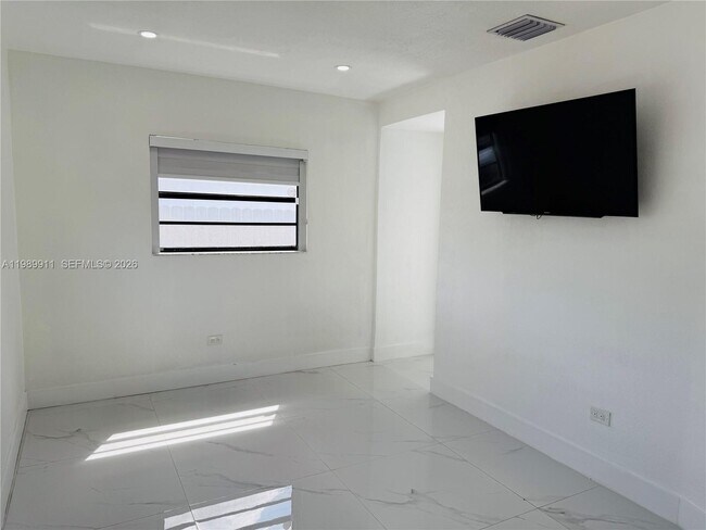 Building Photo - 706 W 40th Pl