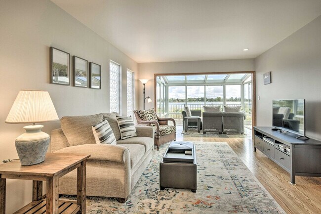 Building Photo - 2606 Bayview Dr