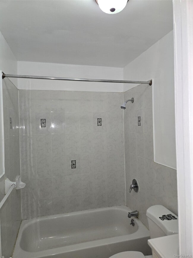 Building Photo - 985 Halsey St