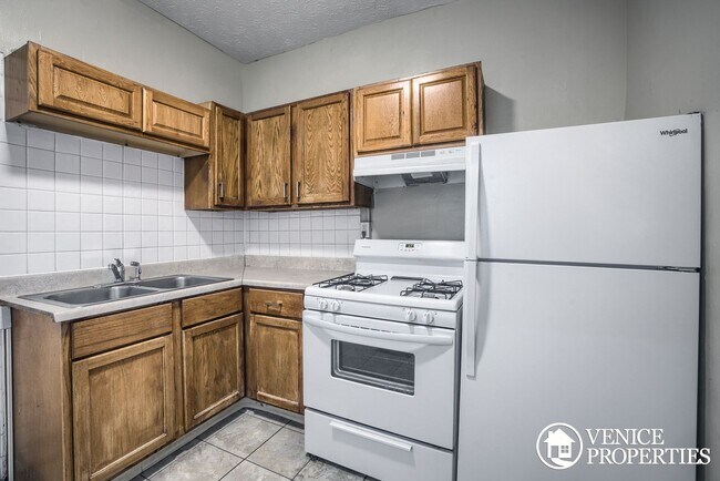 Building Photo - Charming 2BR on Lane and Indiana