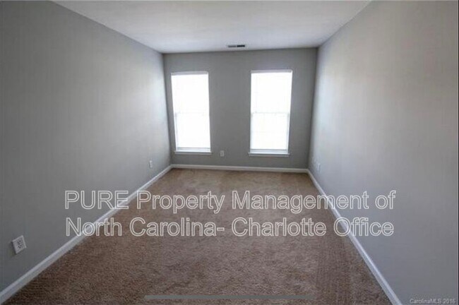 Building Photo - 6033 Queens Walk Ct