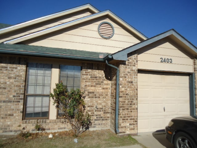 Building Photo - 2403 Hemlock Dr