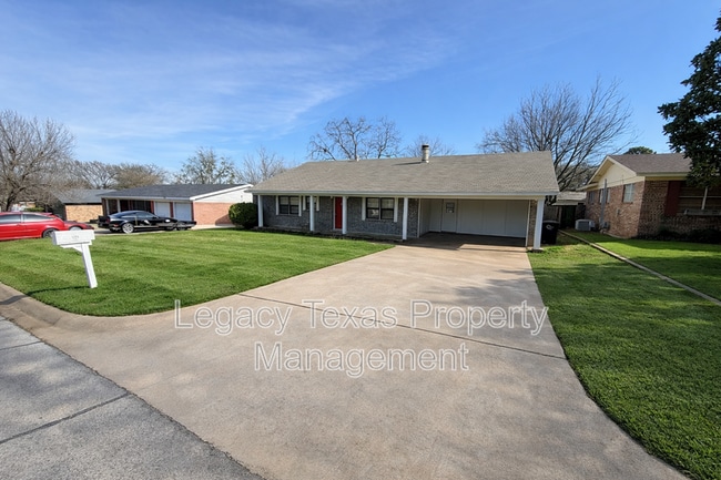 Building Photo - 1205 Tanglewood Dr