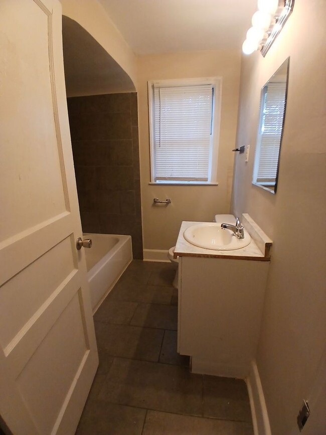 Building Photo - Delightful 3 bed 1 bath home - Open To Sec...
