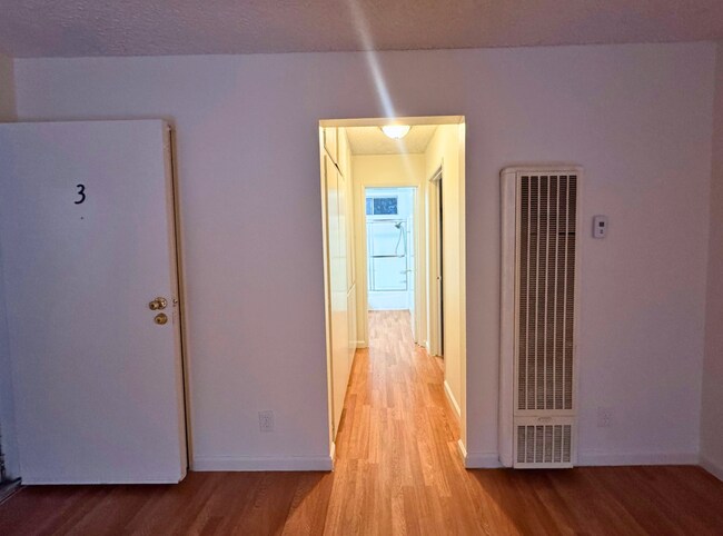 Building Photo - Charming 1-Bedroom Apartment Located in Va...