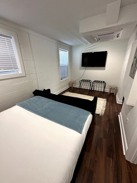 Building Photo - 107 David St