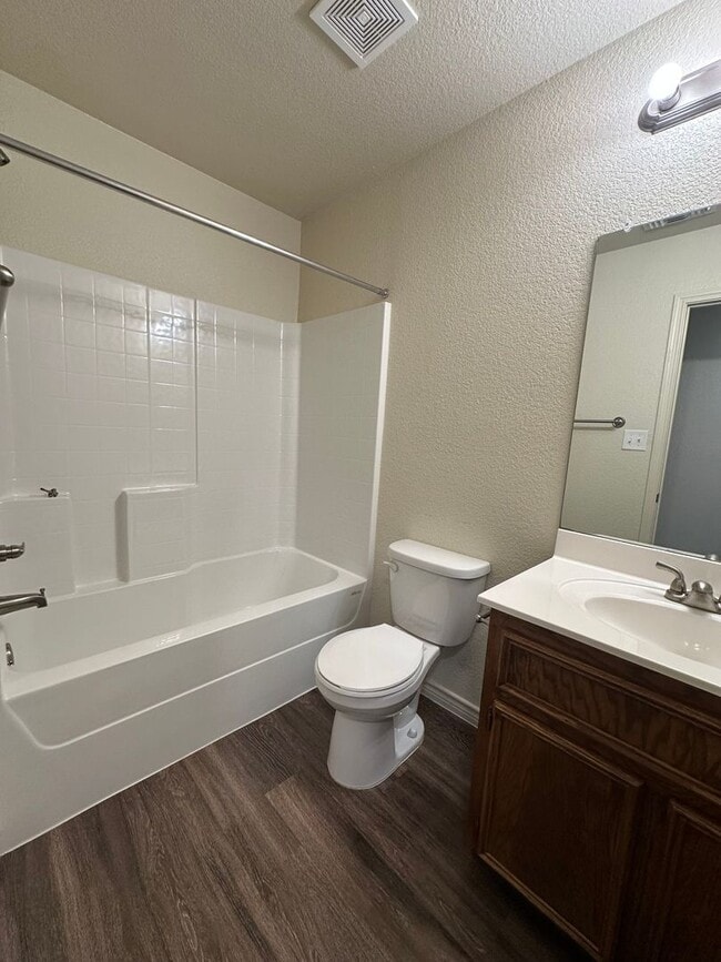 Building Photo - 3 Bedroom / 2 bathroom