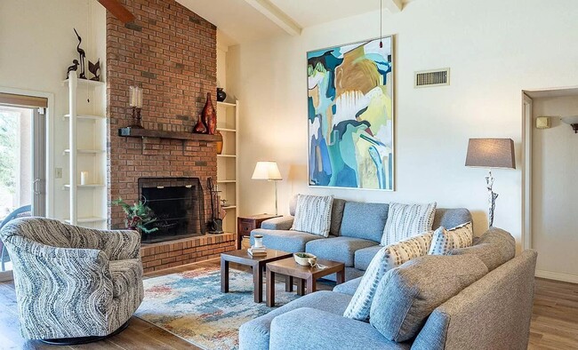 Building Photo - FULLY FURNISHED - LONG TERM RENTAL 3 Bedro...