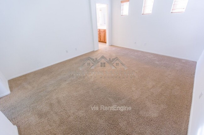 Building Photo - 945 E Blue Spruce Ln