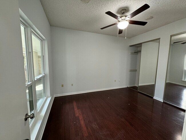 Building Photo - 350 Meadow Crossing Dr
