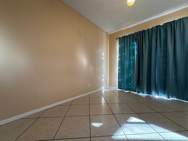 Building Photo - Single Story Home with 3 bedrooms