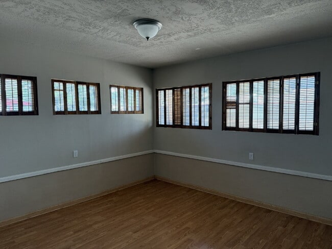 Building Photo - Charming NE Heights Cottage with Flexible Layout & Easy Access to UNM, Uptown, and KAFB
