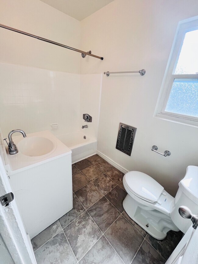 Building Photo - 4040 Palmwood Dr