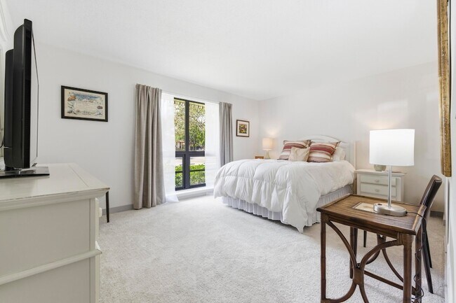 Building Photo - 137 Brackenwood Rd