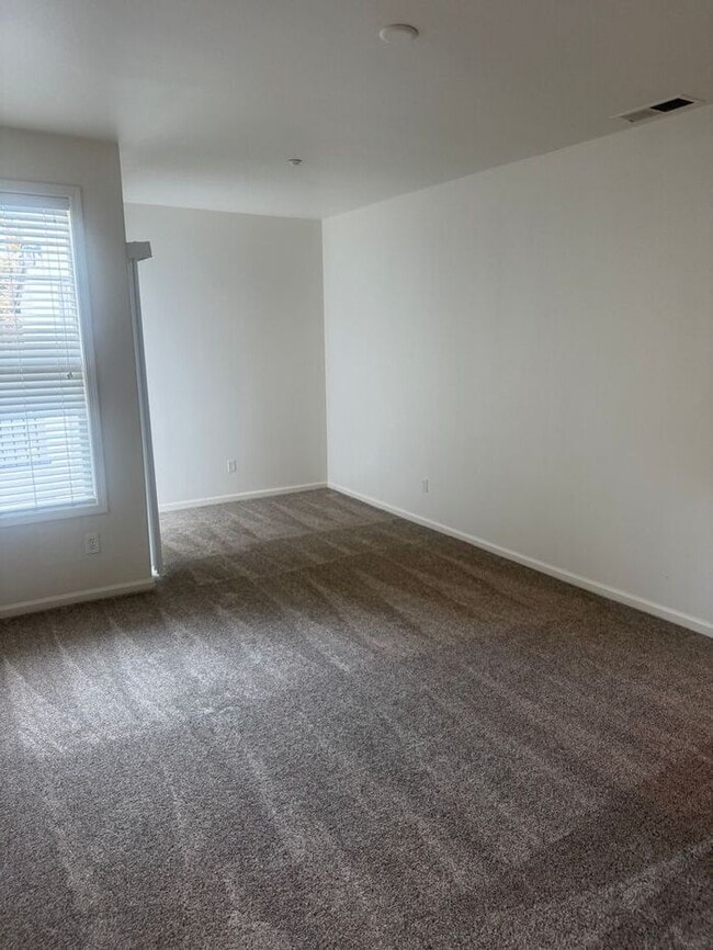 Building Photo - Stunning 2-bedroom, 2-bathroom townhouse